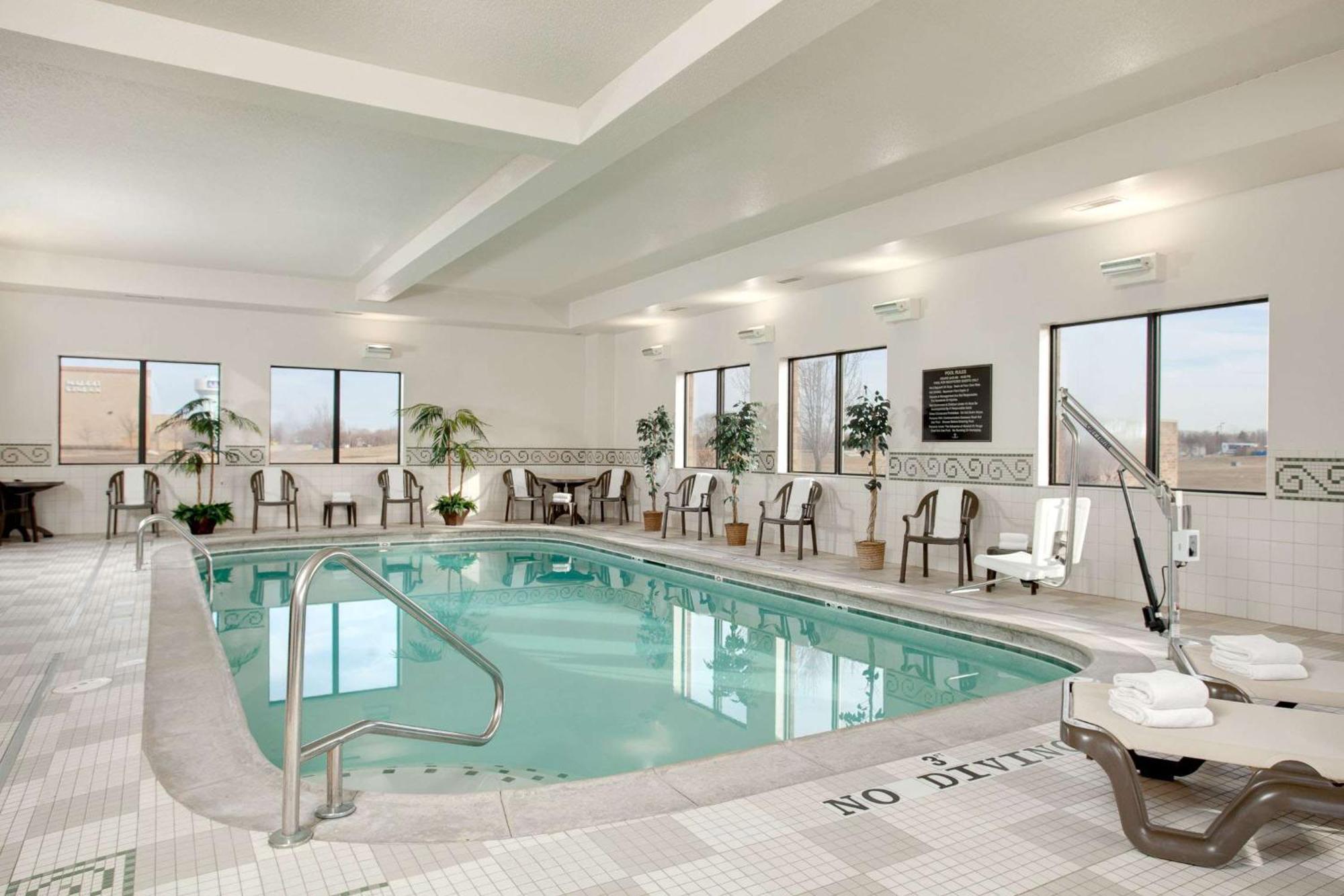 Hampton Inn & Suites Addison Zewnętrze zdjęcie